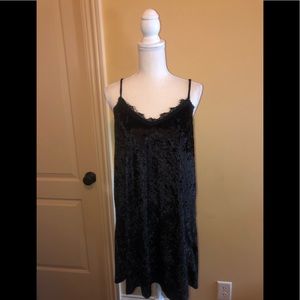 🖤🖤MOLLY GREEN Velvet Dress with Lace Neckline